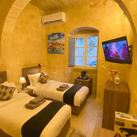 Ancient Maltese House With Modern Interior 3 Min Away From Airport Tal-pinu