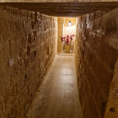 Pensión Ancient Maltese House With Modern Interior 3 Min Away From Airport Tal-pinu *